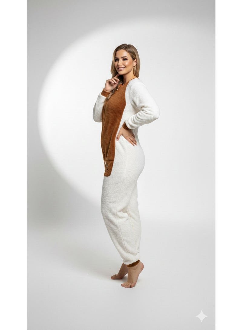 مانيكان - بيجامة نسائية قطعة واحدة  من قماش الفليس الناعم بتصميم دب كرتوني مع غطاء للرأس - أبيض وبني - Image 4